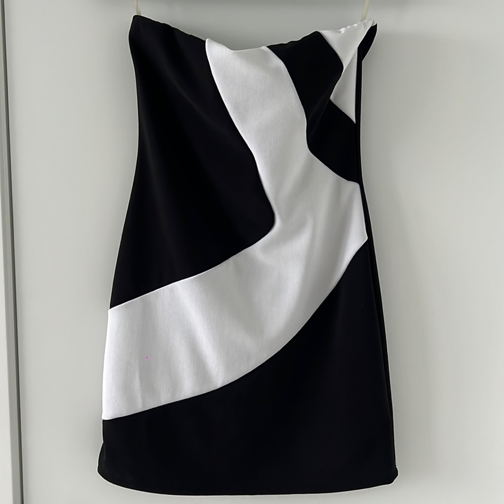 Chic Black & White Strapless Mini Dress – Elegant & Modern